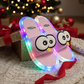 🔥50 % rabatt – kun for en begrenset tid!🎁La føttene skinne! Tegneserie-tøfler med fargerike LED-lys – et lekent preg på hverdagen