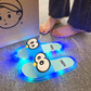 🔥50 % rabatt – kun for en begrenset tid!🎁La føttene skinne! Tegneserie-tøfler med fargerike LED-lys – et lekent preg på hverdagen