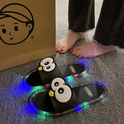 🔥50 % rabatt – kun for en begrenset tid!🎁La føttene skinne! Tegneserie-tøfler med fargerike LED-lys – et lekent preg på hverdagen